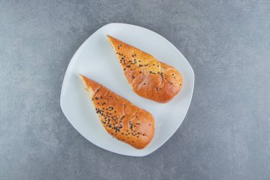 Beyaz tabakta yarısı kesilmiş peynirli börek. Yüksek kalite fotoğraf