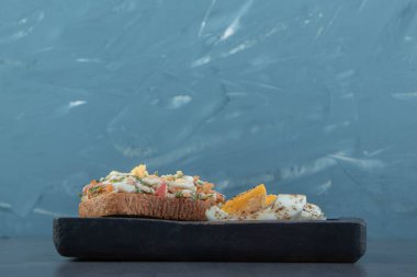 Salatalı ekmek ve siyah tabakta haşlanmış yumurta. Yüksek kalite fotoğraf