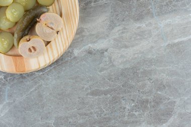 Tahta tabakta taze dilimlenmiş turşu manzarası. Yüksek kalite fotoğraf