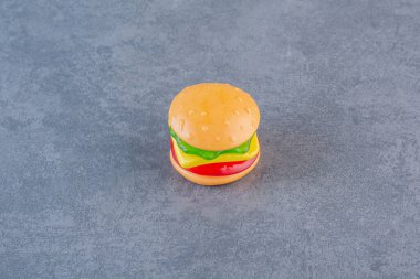 Tek bir plastik hamburger, mermer arka planda. Yüksek kalite fotoğraf