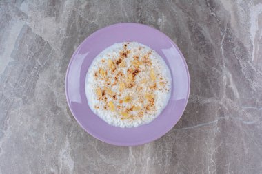 Bir tabak dolusu sağlıklı yulaf lapası ve tarçın tozu. Yüksek kalite fotoğraf