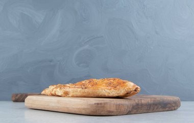 Tahtada ev yapımı puf böreği. Yüksek kalite fotoğraf