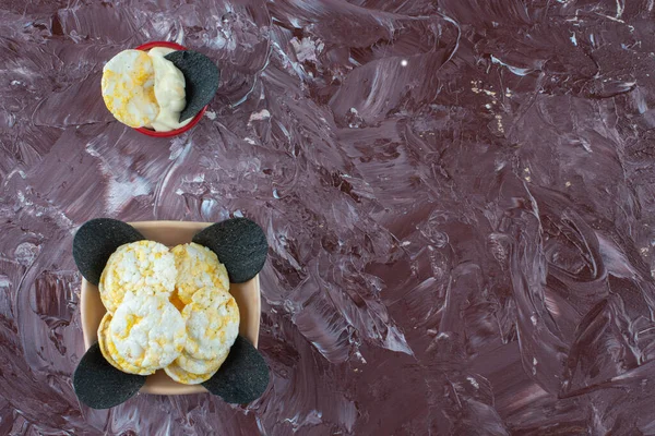 Svart Chips Ost Chips Och Yoghurt Skål Marmor Bakgrund Högkvalitativt — Stockfoto