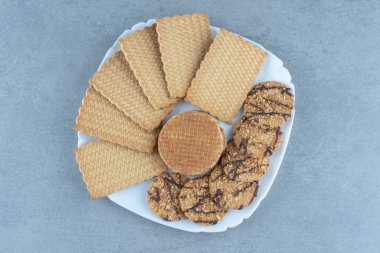 Tabakta çeşitli kurabiyeler var. Üst Manzara. Yüksek kalite fotoğraf