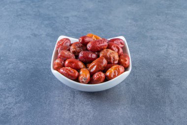 Mermer arka planda, kase içinde kurutulmuş paskalya. Yüksek kalite fotoğraf