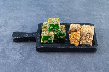 Tahtada mermer zemin üzerinde granola ve Türk lokumu. Yüksek kalite fotoğraf