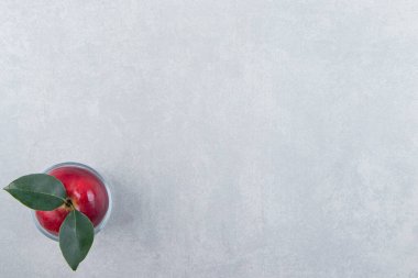 Cam kasede yaprak olan kırmızı elma. Yüksek kalite fotoğraf