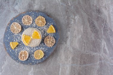 Tahta üzerinde portakal meyvesi dilimleri olan sağlıklı yulaf lapası. Yüksek kalite fotoğraf