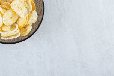 Taş zeminde bir kase çıtır pirinç keki. Yüksek kalite fotoğraf