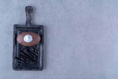 Kremalı, siyah, ahşap, çikolatalı çörek. Yüksek kalite fotoğraf