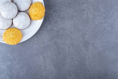 Bisküvi ve kekler mermer arka planda bir tabakta. Yüksek kalite fotoğraf