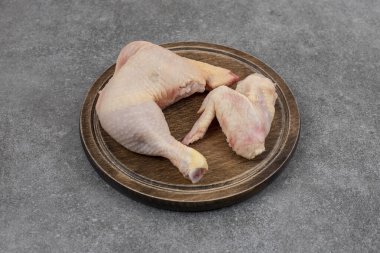 Tahtadaki çiğ organik tavuk etini kapat. Yüksek kalite fotoğraf