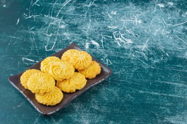 Koyu tabakta ev yapımı tatlı tatlılar. Yüksek kalite fotoğraf