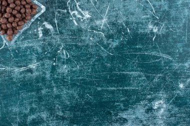 Mavi arka planda cam bir kasede tatlı mısır topları. Yüksek kalite fotoğraf