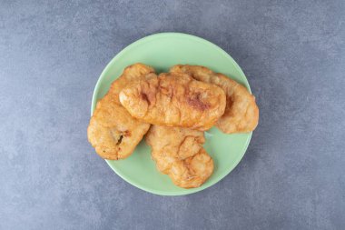 Kızarmış hamur çubuğu tabakta, mermer arka planda. Yüksek kalite fotoğraf