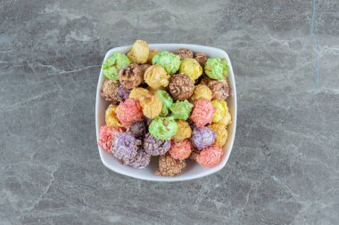 Ev yapımı renkli şekerlemelerin kasedeki en üst görüntüsü. Yüksek kalite fotoğraf