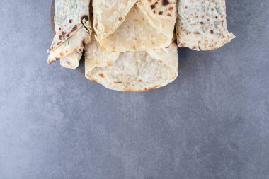 Mermer zemin üzerinde bağırsak ve lavaş var. Yüksek kalite fotoğraf