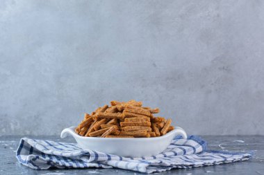 Çay havlusundaki ekmek kırıntıları mermer arka planda. Yüksek kalite fotoğraf