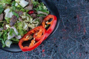 Siyah bir kase sebze salatası. Yüksek kalite fotoğraf