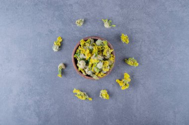 Kurumuş papatya çiçekleri gri arka planda ahşap kasede. Yüksek kalite fotoğraf