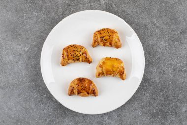 Taze ev yapımı kurabiyelerin üst görüntüsü. Altın kurabiyeler. Yüksek kalite fotoğraf