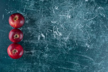 Kırmızı, olgun elmalar, mermer arka planda. Yüksek kalite fotoğraf