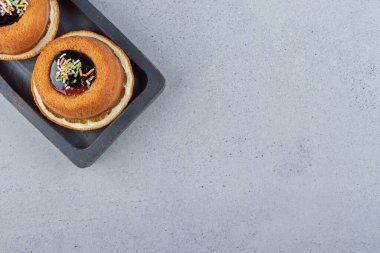 Portakal diliminin üzerine jöle konmuş iki mini kek tabağı. Yüksek kalite fotoğraf