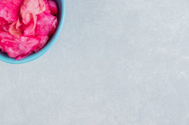 Dilimlenmiş mor lahana kasede, mermer arka planda. Yüksek kalite fotoğraf