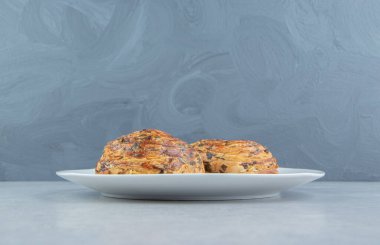 Beyaz tabakta çikolatalı iki hamur işi. Yüksek kalite fotoğraf