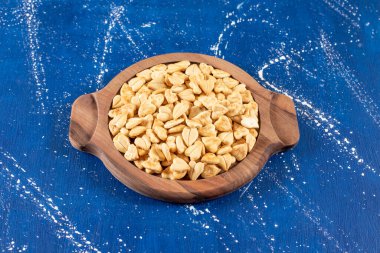 Tahtaya yerleştirilmiş tuzlu kalp şeklinde kraker yığını. Yüksek kalite fotoğraf