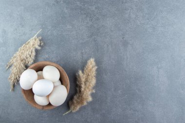 Tahta kasede organik çiğ yumurta. Yüksek kalite fotoğraf