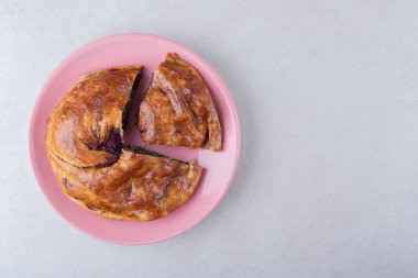 Tabakta tatlı bir turta, mermer arka planda. Yüksek kalite fotoğraf