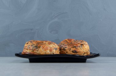 Koyu tabakta çikolatalı iki pasta. Yüksek kalite fotoğraf