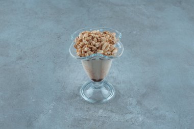 Sütlü kahve bardağında mısır gevreği, mavi arka planda. Yüksek kalite fotoğraf