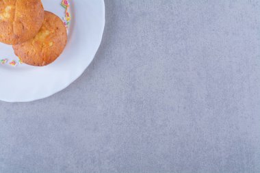 Renkli serpiştirilmiş beyaz bir tabak taze kek. Yüksek kalite fotoğraf