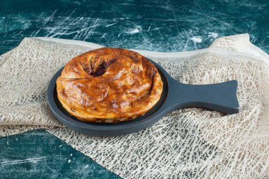 Çuval beziyle doldurulmuş turta. Yüksek kalite fotoğraf