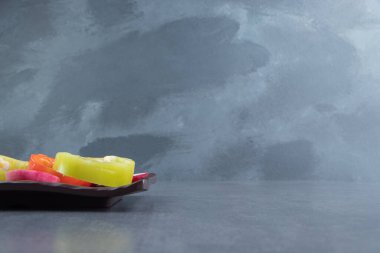 Siyah tabakta taze kesilmiş sebzeler. Yüksek kalite fotoğraf