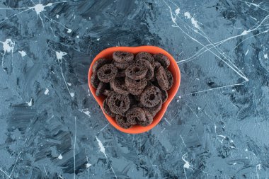 Dişsiz çikolata kaplı mısır halkası mermer arka planda bir kasede. Yüksek kalite fotoğraf
