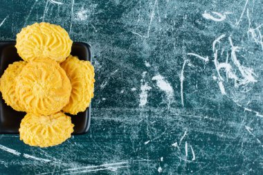 Siyah kasede lezzetli yuvarlak bisküviler. Yüksek kalite fotoğraf