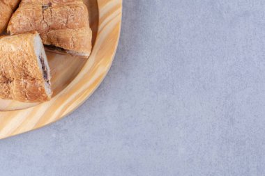 Lezzetli çikolatalı ahşap bir kruvasan tabağı. Yüksek kalite fotoğraf