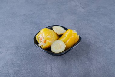 Siyah kasede biber ve turşu dilimleri. Yüksek kalite fotoğraf