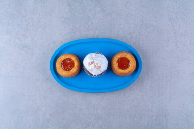 Mavi ahşap bir tatlı kremalı kek tahtası. Yüksek kalite fotoğraf