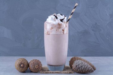 Krem şantili çikolatalı milkshake ve mermer arka planda çam kozalağı. Yüksek kalite fotoğraf