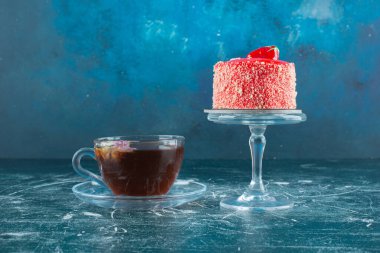 Bir parça çilekli kek ve bir fincan çay. Yüksek kalite fotoğraf