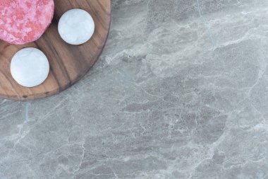 Tahtadaki taze kurabiyelerin en üst görüntüsü. - Evet. Yüksek kalite fotoğraf