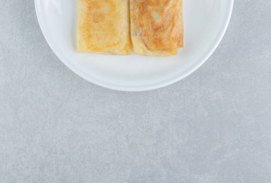 Beyaz tabakta etle doldurulmuş gözleme. Yüksek kalite fotoğraf