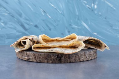 Mermer zemin üzerinde bağırsak ve lavaş var. Yüksek kalite fotoğraf