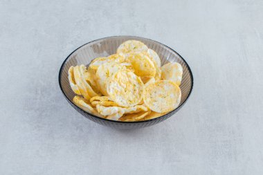 Taş zeminde bir kase çıtır pirinç keki. Yüksek kalite fotoğraf