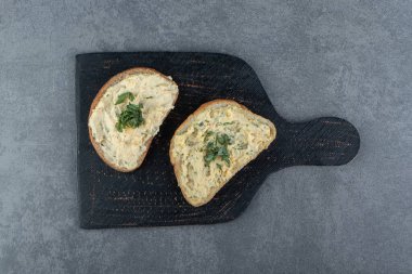 Kara tahtada maydanozlu ve yumurtalı ekmek. Yüksek kalite fotoğraf