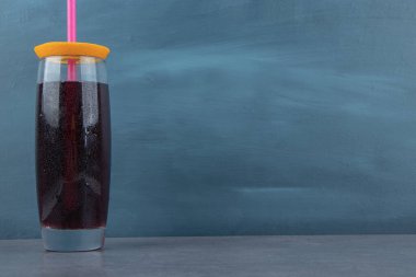 Bir bardak taze nar suyu ve buz küpleri. Yüksek kalite fotoğraf